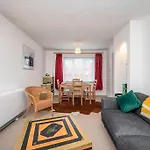 Cosy 2 Bedroom Flat Close To Tower Bridge With Free Parking
